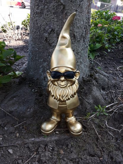 Tuinkabouter goud met zwarte zonnebril