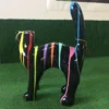 Zwarte kat met gekleurde strepen achterkant