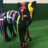 Zwarte kat met gekleurde strepen close up