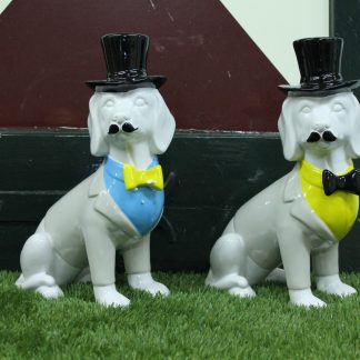 Zittende honden met hoed