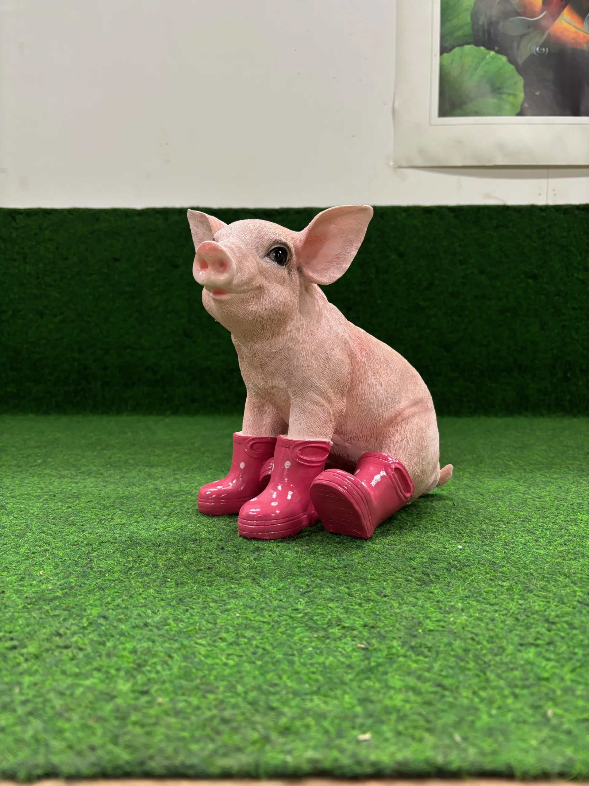 Varken zittend met fuchsia laarzen