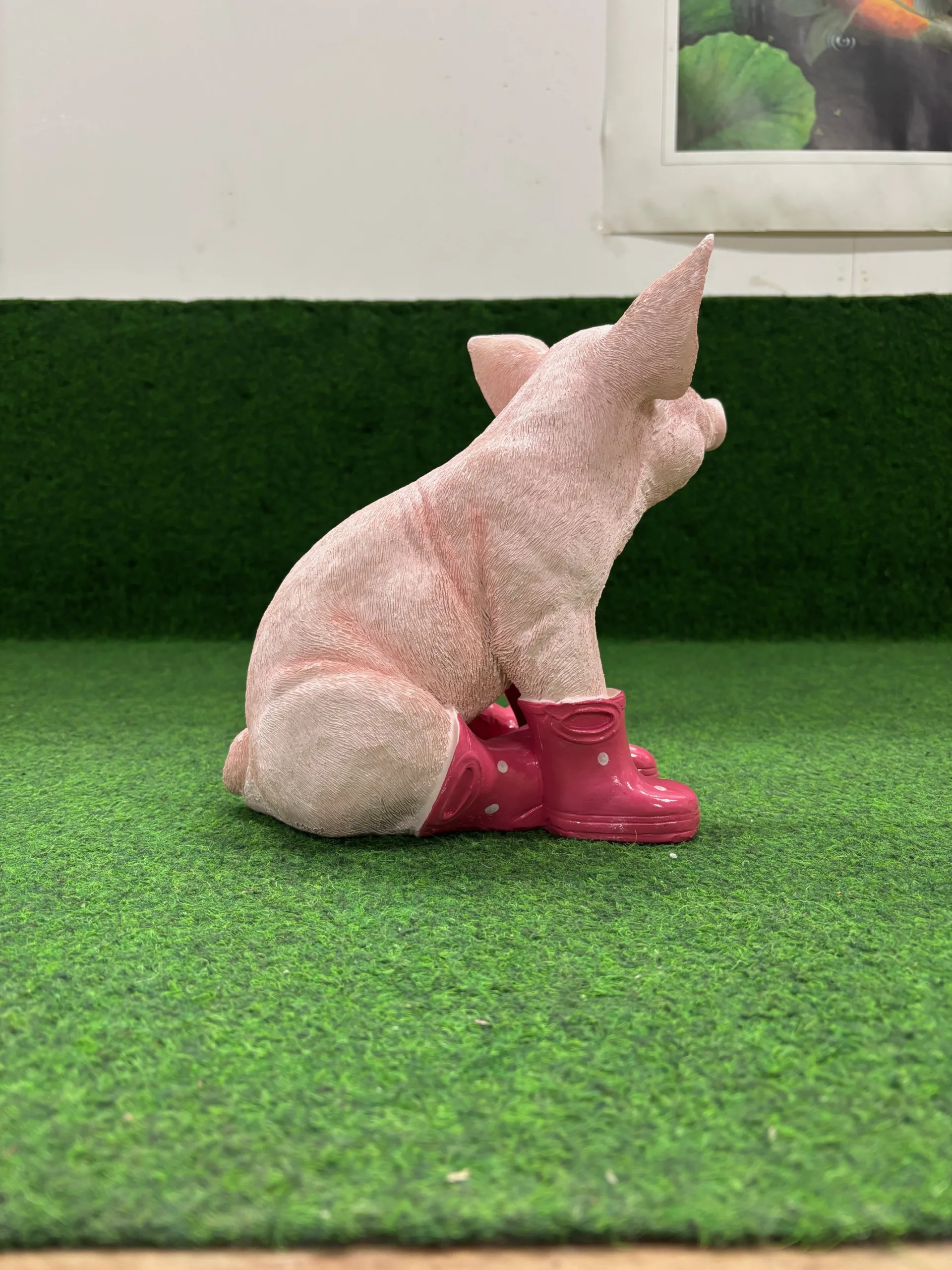 Varken zittend met fuchsia laarzen - Afbeelding 2