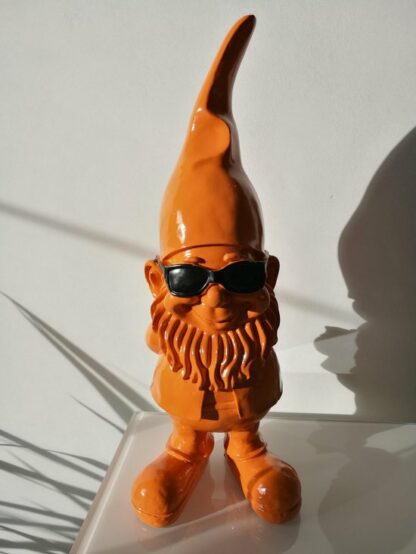 Tuinkabouter oranje met zonnebril