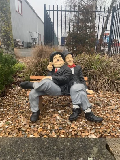 Laurel en Hardy op bankje
