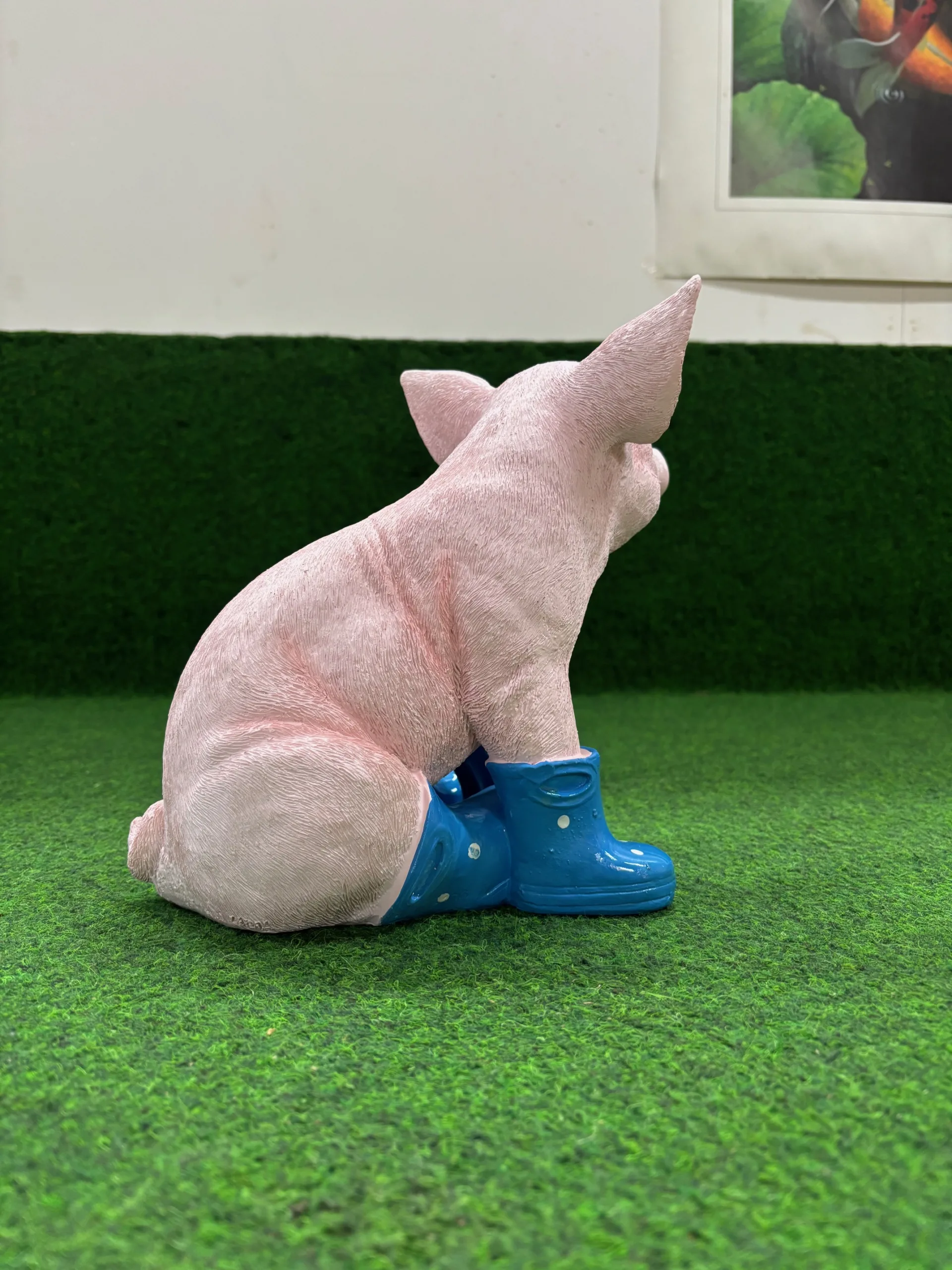 Varken zittend met blauwe laarzen - Afbeelding 2