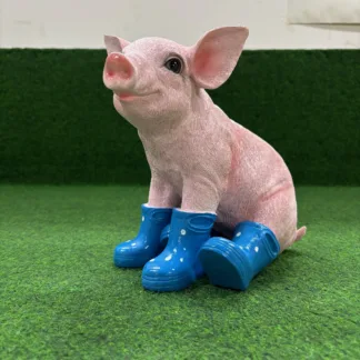 Varken zittend met blauwe laarzen