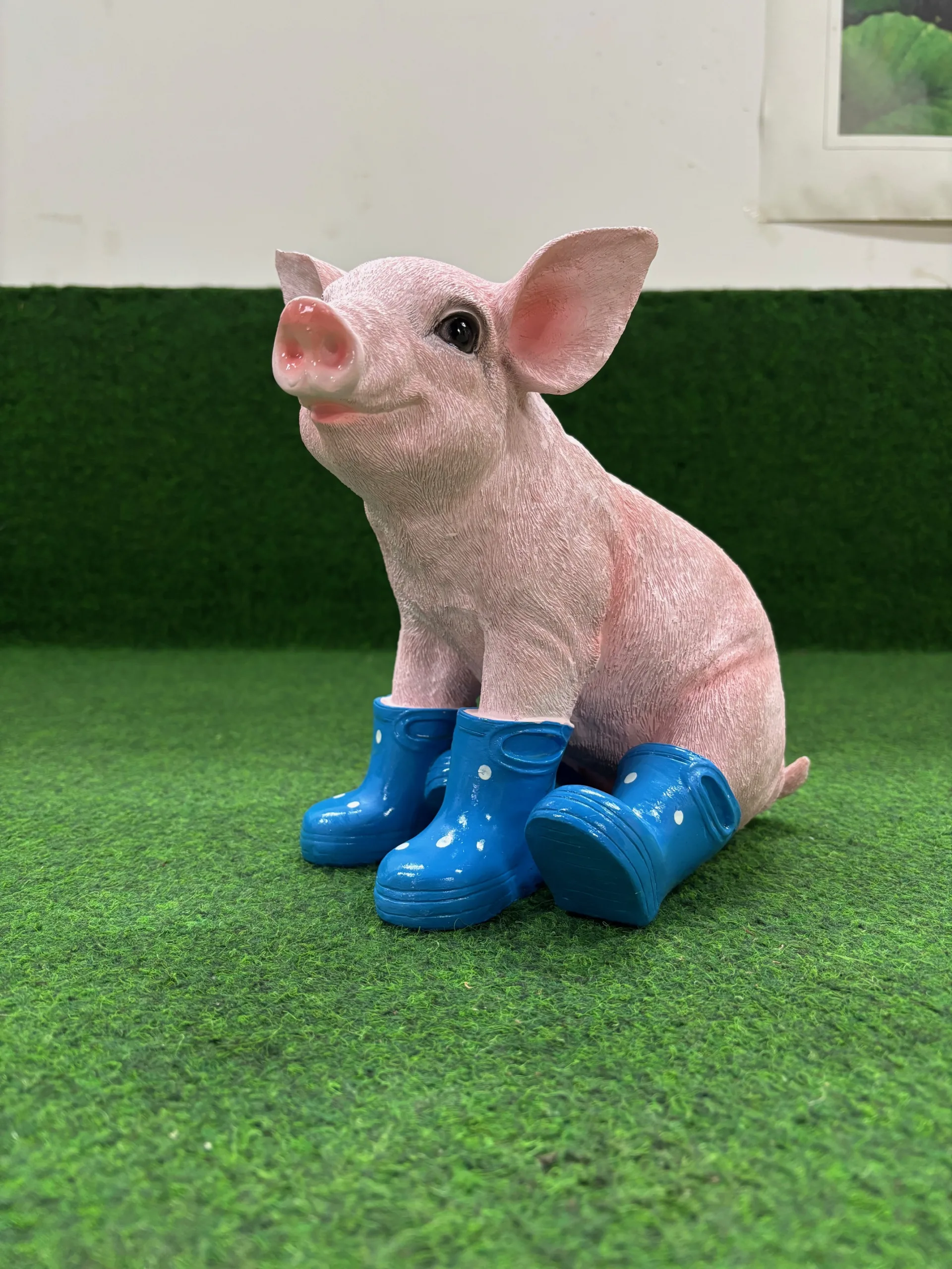 Varken zittend met blauwe laarzen