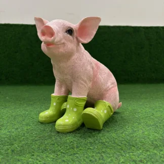 Varken zittend klein met groene laarzen