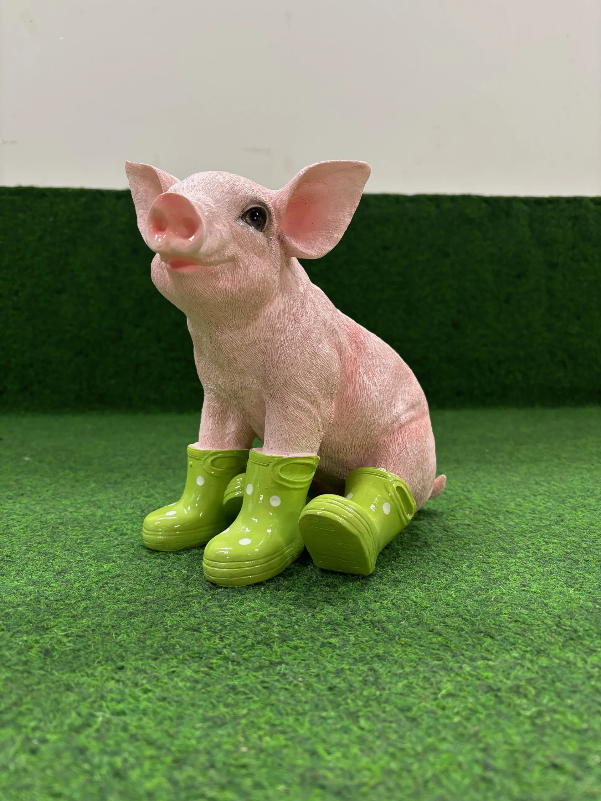 Varken zittend klein met groene laarzen