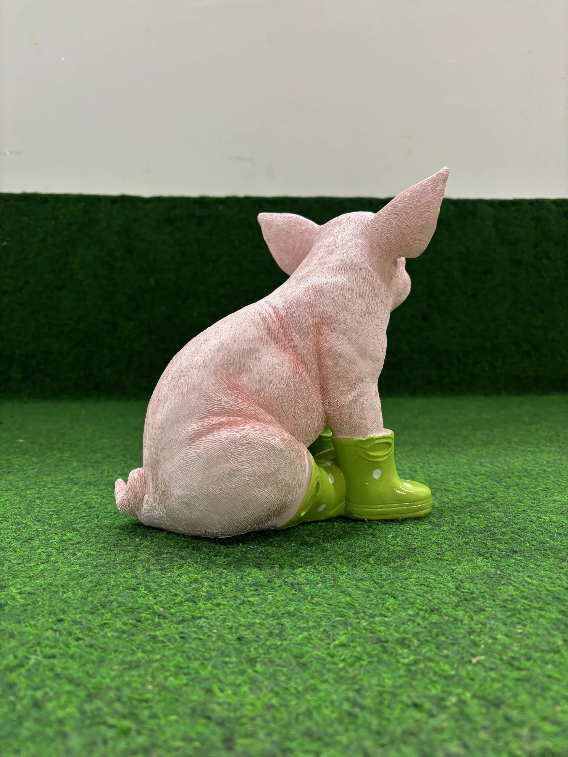 Varken zittend klein met groene laarzen