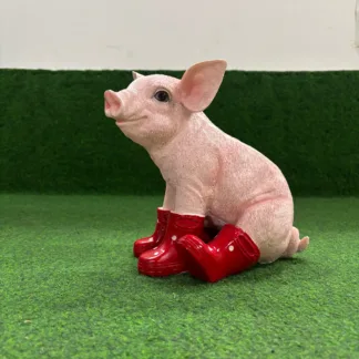 Varken zittend met rode laarzen