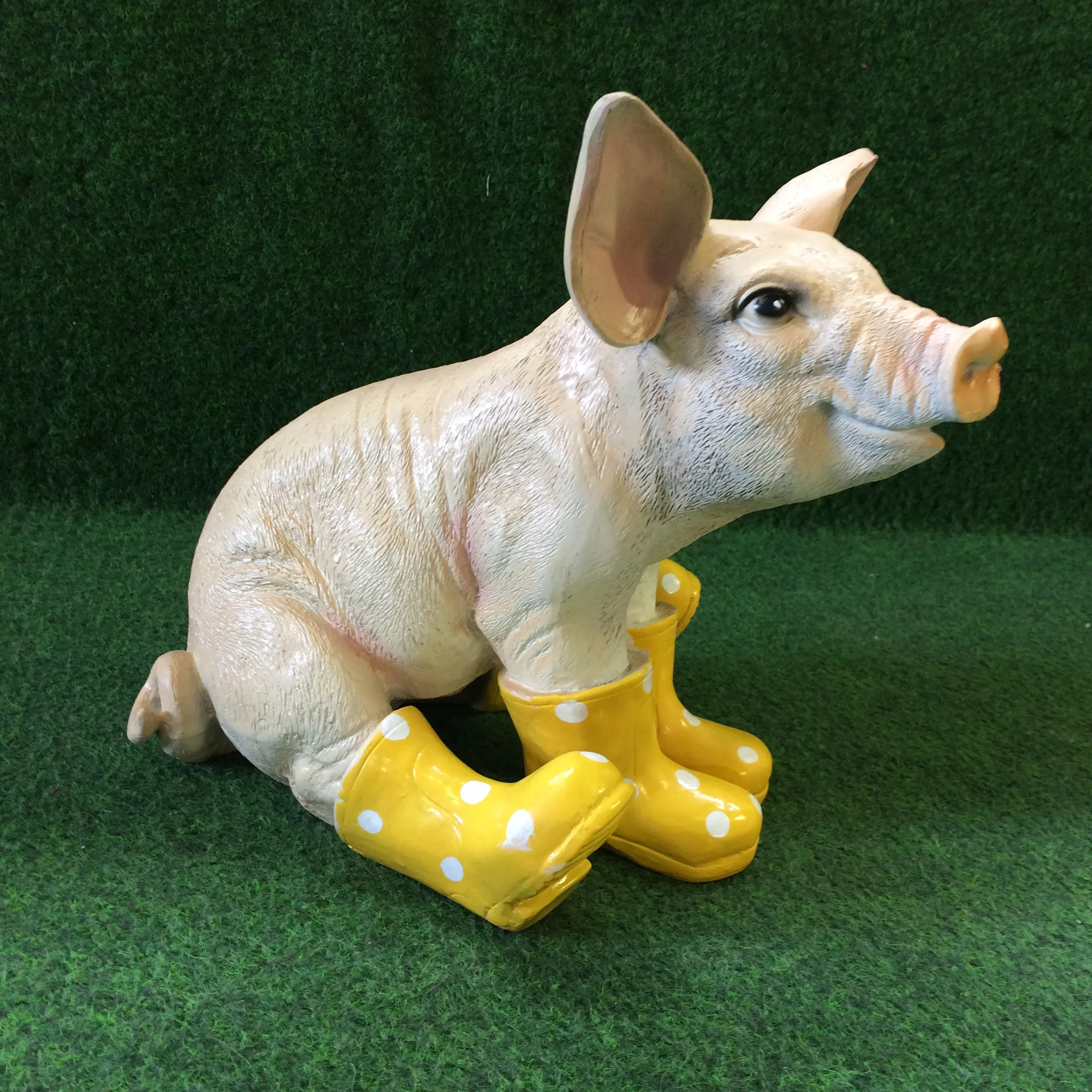 varken met laars zittend geel