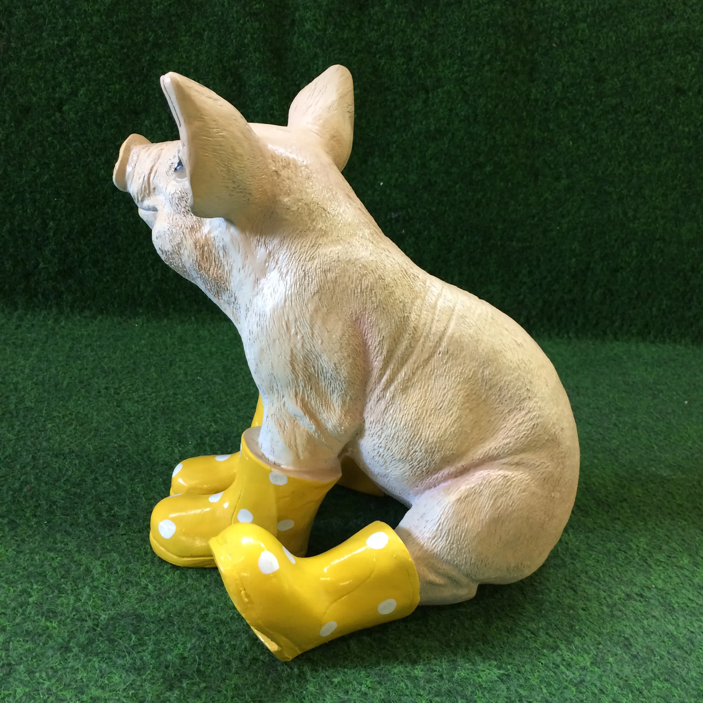 varken met laars zittend geel