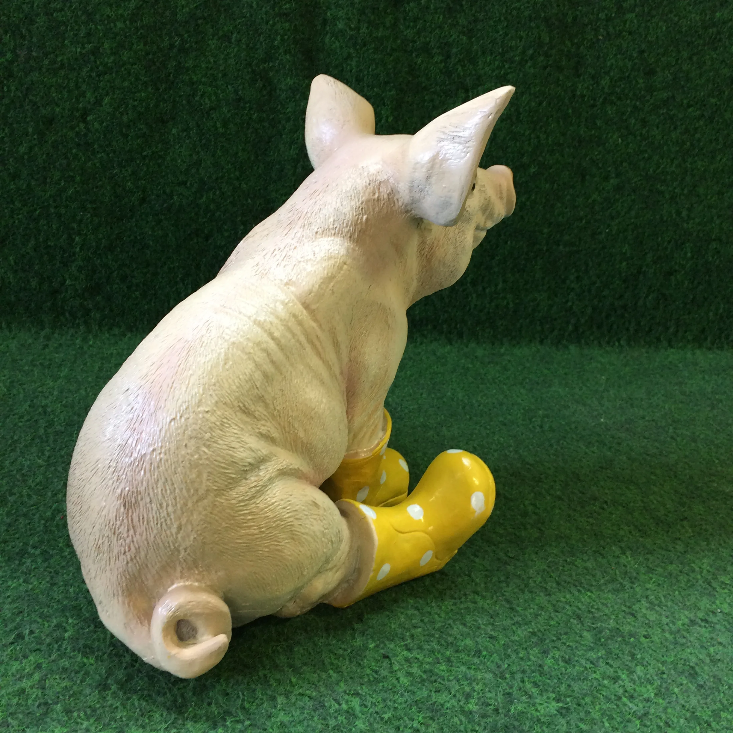 varken met laars zittend geel