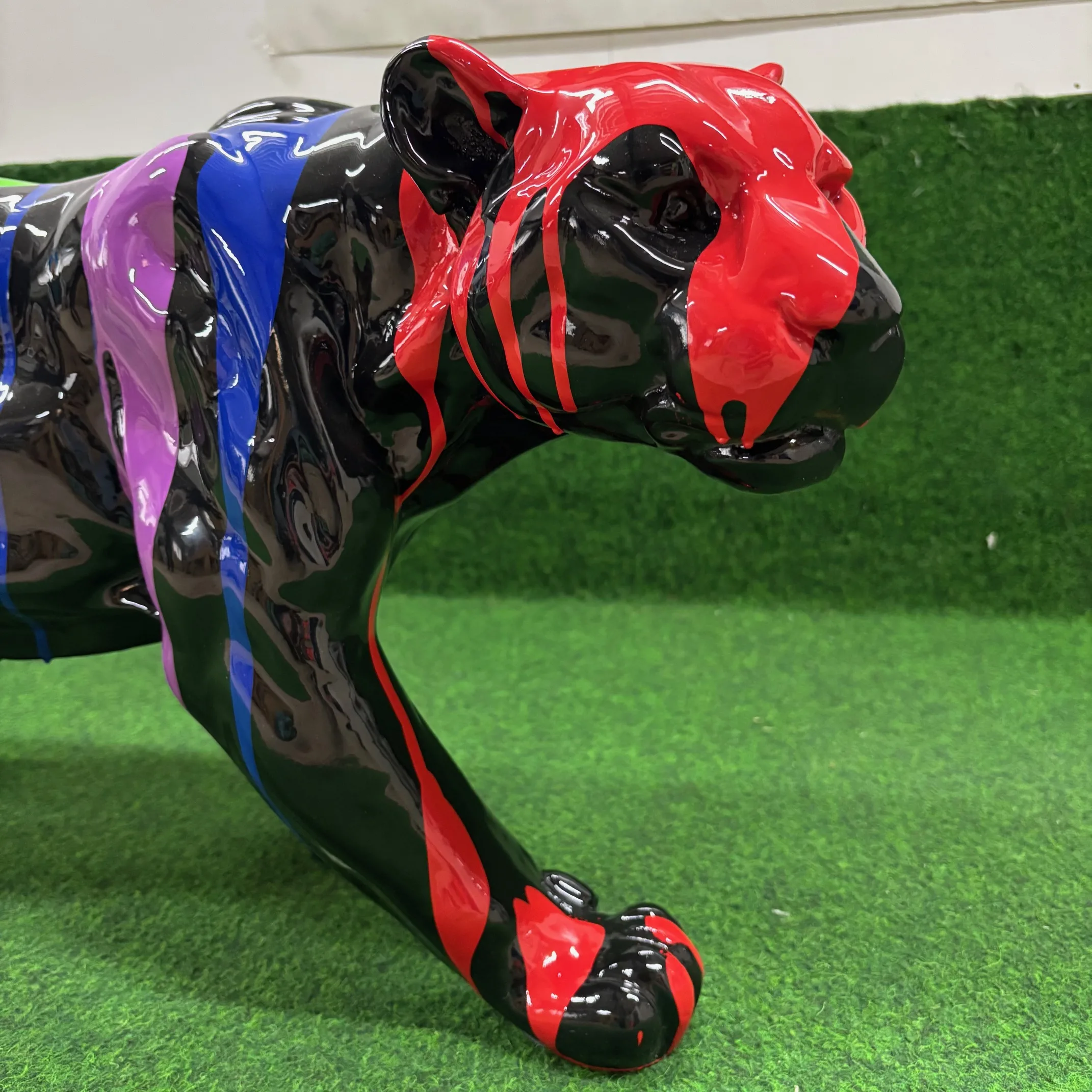 Panter zwart met gekleurde druppels kunststof panter beeld