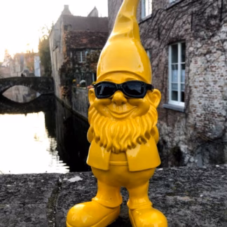 Coole gele tuinkabouter met zonnebril