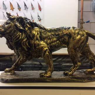 Leeuw sluipend op voetstuk Brons