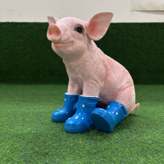 Varken zittend met blauwe laarzen
