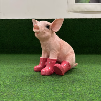 Varken zittend met fuchsia laarzen