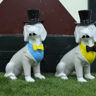 Zittende honden met hoed