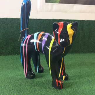 Zwarte kat met gekleurde strepen